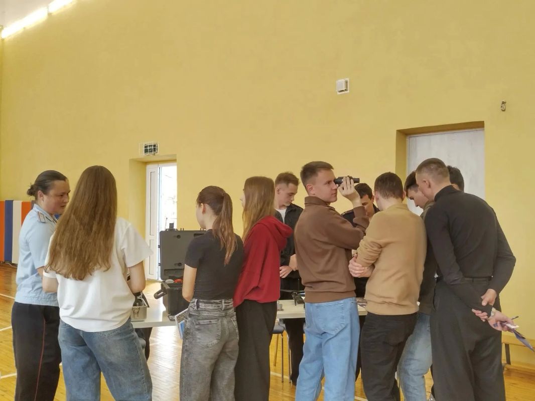 В Чувашии полицейские приняли участие в Ярмарке вакансий в одном из вузов республики В Чувашии полицейские приняли участие в Ярмарке вакансий в одном из вузов республики