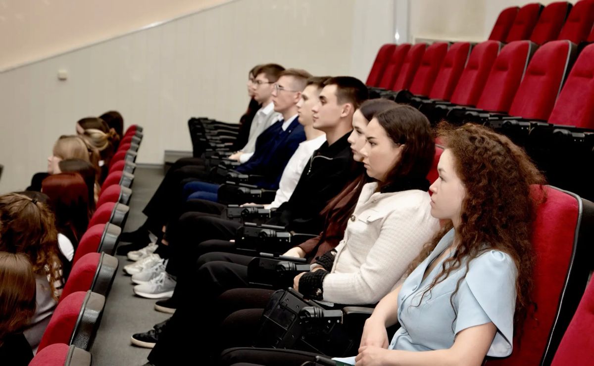 К профессиональному празднику: следователькриминалист СУ СКР по Чувашии провёл встречу со студентами и активистами К профессиональному празднику: следователькриминалист СУ СКР по Чувашии провёл встречу со студентами и активистами