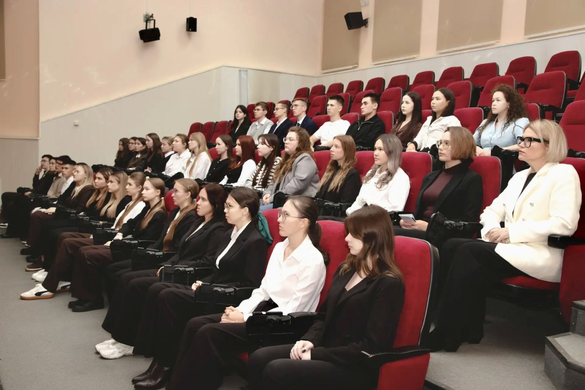 К профессиональному празднику: следователькриминалист СУ СКР по Чувашии провёл встречу со студентами и активистами К профессиональному празднику: следователькриминалист СУ СКР по Чувашии провёл встречу со студентами и активистами