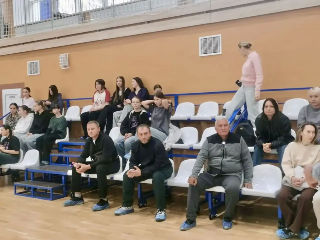 В эти выходные в Новочебоксарске, в спортивной школе № 1, состоялись матчи в рамках первого тура Чемпионата Приволжского федерального округа по волейболу среди женских команд. Наша сборная начала турнир с яркой победы!... В эти выходные в Новочебоксарске, в спортивной школе № 1, состоялись матчи в рамках первого тура Чемпионата Приволжского федерального округа по волейболу среди женских команд. Наша сборная начала турнир с яркой победы!...