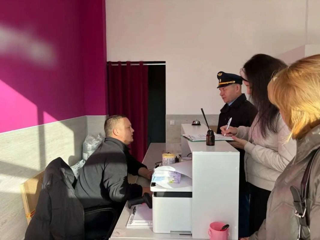 Нет «серым» зарплатам! В Новочебоксарске прошел рейд с участием заместителя прокурора города Владимира Ягудина и главы клиентской службы регионального отделения Соцфонда Алены Беркутовой Нет «серым» зарплатам! В Новочебоксарске прошел рейд с участием заместителя прокурора города Владимира Ягудина и главы клиентской службы регионального отделения Соцфонда Алены Беркутовой