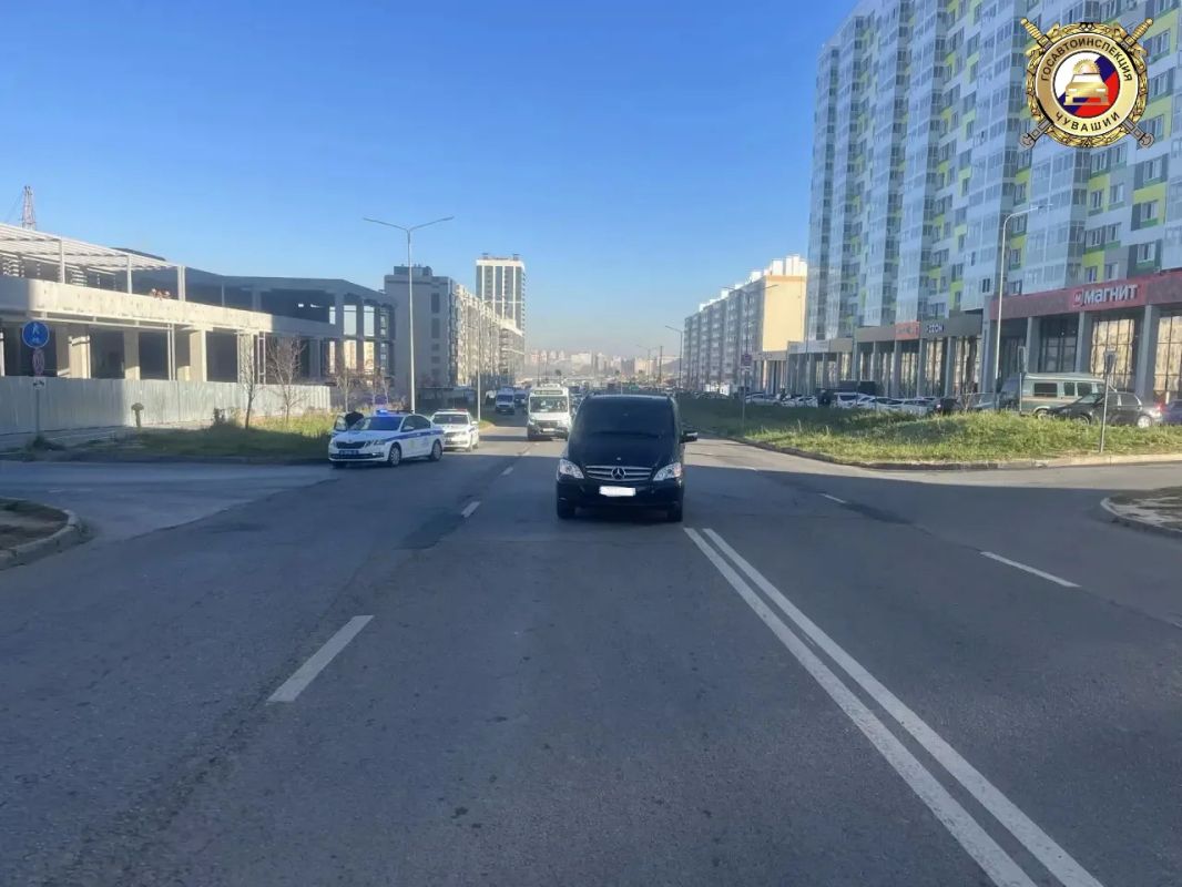В Ленинском районе Чебоксар 14-летняя школьница попала под микроавтобус, переходя дорогу в неположенном месте В Ленинском районе Чебоксар 14-летняя школьница попала под микроавтобус, переходя дорогу в неположенном месте