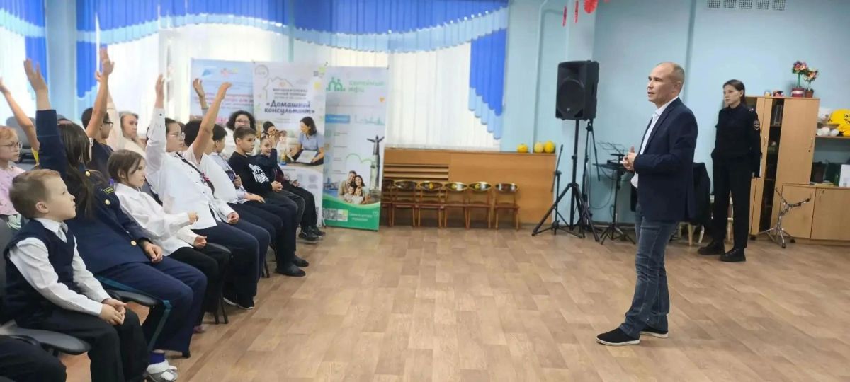 В Чебоксарах в рамках акции «Полиция и дети» полицейские и общественники организовали тематическое выездное мероприятие для воспитанников социально-реабилитационного центра