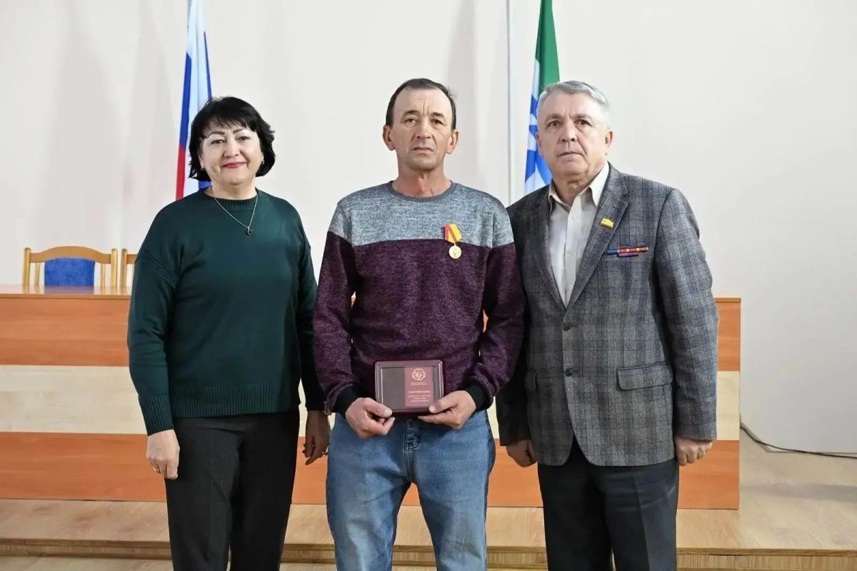 В Вурнарском округе наградили волонтеров за помощь участникам СВО В Вурнарском округе наградили волонтеров за помощь участникам СВО