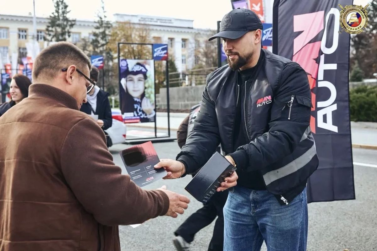 Ко Дню автомобилиста Госавтоинспекция г. Чебоксары совместно с коллективом одной из радиостанций организовала праздничное мероприятие для водителей Ко Дню автомобилиста Госавтоинспекция г. Чебоксары совместно с коллективом одной из радиостанций организовала праздничное мероприятие для водителей