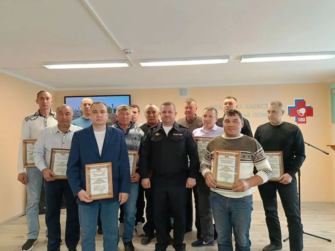 В честь Дня работников автомобильного и городского пассажирского транспорта, который празднуется в последнее воскресенье октября, руководители отделов Госавтоинспекции городов Чебоксары и Новочебоксарска отметили водителей... В честь Дня работников автомобильного и городского пассажирского транспорта, который празднуется в последнее воскресенье октября, руководители отделов Госавтоинспекции городов Чебоксары и Новочебоксарска отметили водителей...