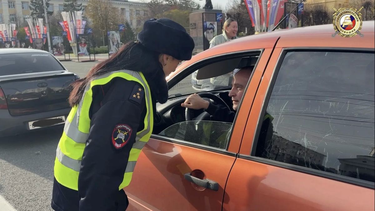 Ко Дню автомобилиста Госавтоинспекция г. Чебоксары совместно с коллективом одной из радиостанций организовала праздничное мероприятие для водителей Ко Дню автомобилиста Госавтоинспекция г. Чебоксары совместно с коллективом одной из радиостанций организовала праздничное мероприятие для водителей