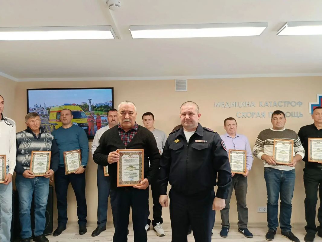 В честь Дня работников автомобильного и городского пассажирского транспорта, который празднуется в последнее воскресенье октября, руководители отделов Госавтоинспекции городов Чебоксары и Новочебоксарска отметили водителей...
